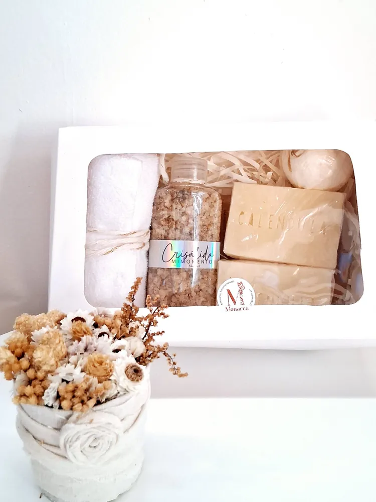 Kit Crisálida: caja grande con toalla de mano, sales, jabones y bomba efervescente